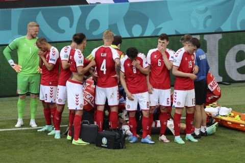 Οι παίκτες της Δανίας γύρω από τον Έρικσεν στον αγώνα με τη Φινλανδία