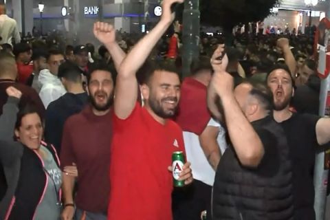 Ολυμπιακός: Πανζουρλισμός στο Πασαλιμάνι για την πρόκριση στον τελικό του Europa Conference League
