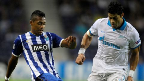 Porto's Brazilian defender Alex Sandro (L) vies with Zenit's Brazilian forward Hulk during the UEFA Champions League Group G football match FC Porto vs Zenit at the Dragao Stadium in Porto on October 22, 2013.  AFP PHOTO / MIGUEL RIOPA        (Photo credit should read MIGUEL RIOPA/AFP/Getty Images)