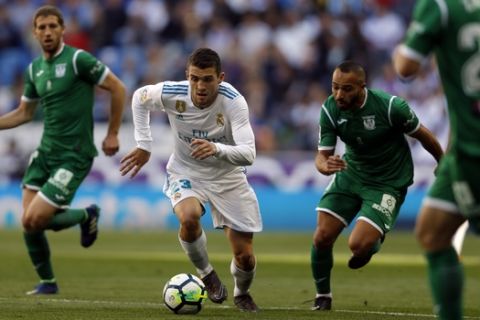 Real Madrid's Mateo Kovacic, left, vies for the ball with Leganes' Nabil El Zhar during a Spanish La Liga soccer match between Real Madrid and Leganes at the Santiago Bernabeu stadium in Madrid, Saturday, April 28, 2018. (AP Photo/Francisco Seco)