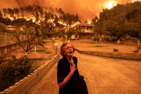 Η συγκλονιστική φωτογραφία της κυρίας Παναγιώτας, όταν καίγονταν οι Γούβες της Βόρειας Εύβοιας το καλοκαίρι του 2021