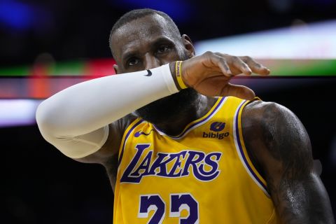 Los Angeles Lakers' LeBron James plays during an NBA basketball game, Monday, Nov. 27, 2023, in Philadelphia. (AP Photo/Matt Slocum)
