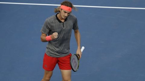 Την νίκη του στον πρώτο γύρο του US Open κόντρα στον Τόμι Ρομπρέδο πανηγυρίζει ο Στέφανος Τσιτσιπάς