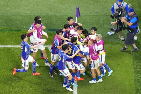 Οι παίκτες της Ιαπωνίας πανηγυρίζουν γκολ που σημείωσαν κόντρα στην Ισπανία για τη φάση των ομίλων του Παγκοσμίου Κυπέλλου 2022 στο "Καλίφα", Ντόχα | Πέμπτη 1 Δεκεμβρίου 2022