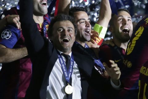 Ο Τσάβι με τον τότε προπονητή της Μπαρτσελόνα, Λουίς Ενρίκε, πανηγυρίζουν την κατάκτηση του Champions League κόντρα στη Γιουβέντους