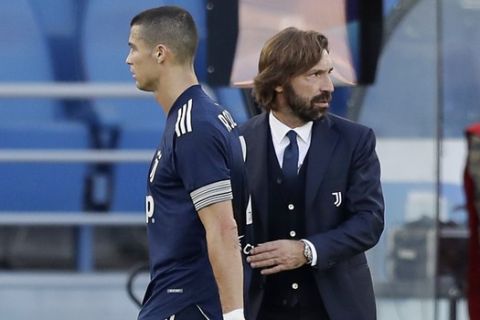 Ο Κριστιάνο Ρονάλντο αφήνει το γήπεδο και ο Αντρέα Πίρλο τού δίνει το χέρι του στο Γιουβέντους - Λάτσιο στις 8 Νοεμβρίου του 2020.
