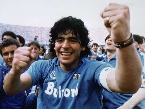  Ο Ντιέγκο Μαραντόνα πανηγυρίζει την κατάκτηση του πρώτου πρωταθλήματος στην ιστορία της Νάπολι, στις 10 Μαΐου του 1987