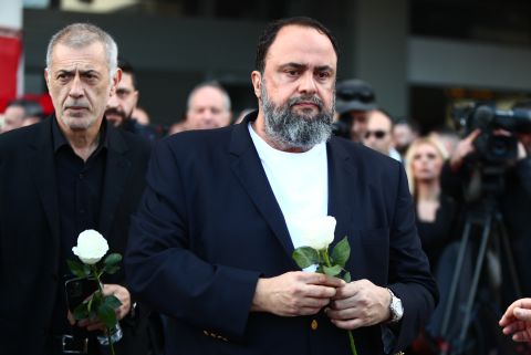 Ο Βαγγέλης Μαρινάκης μ' ένα λευκό τριαντάφυλλο στο μνημόσυνο για τη συμπλήρωση 43 ετών από την τραγωδία της Θύρας 7 