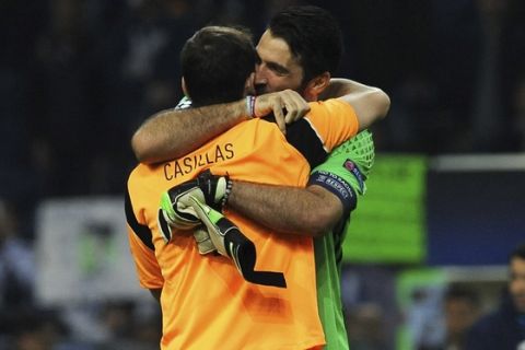 Porto's goalkeeper Iker Casillas, left, and Juventus goalkeeper Gianluigi Buffon hug each other at the end of the Champions League round of 16, first leg, soccer match between FC Porto and Juventus at the Dragao stadium in Porto, Portugal, Wednesday, Feb. 22, 2017. (AP Photo/Paulo Duarte)