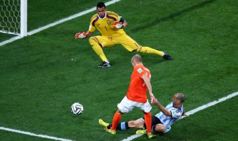 SAO PAULO, BRAZIL - JULY 09:  Javier Mascherano of Argentina tackles Arjen Robben of the Netherlands as he attempts a shot against goalkeeper Sergio Romero during the 2014 FIFA World Cup Brazil Semi Final match between the Netherlands and Argentina at Arena de Sao Paulo on July 9, 2014 in Sao Paulo, Brazil.  (Photo by Julian Finney/Getty Images)