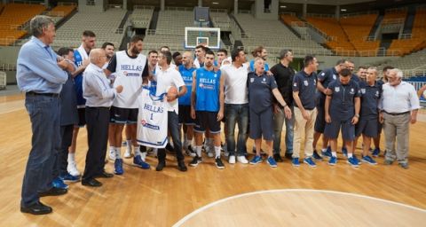 Ο Πρόεδρος της Νέας Δημοκρατίας κ. Κυριάκος Μητσοτάκης, παρακολούθησε σήμερα την προπόνηση της Εθνικής Ομάδας μπάσκετ ανδρών, η οποία θα πάρει μέρος στο Πανευρωπαϊκό Πρωτάθλημα που θα διεξαχθεί σε Τουρκία, Ισραήλ, Φινλανδία και Ρουμανία. Πέμπτη, 3 Αυγούστου 2017(EUROKINISSI / Γ.Τ. ΝΔ / ΔΗΜΗΤΡΗΣ ΠΑΠΑΜΗΤΣΟΣ)