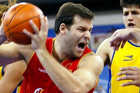 Alfonso Reyes (L) of Spain grabs a rebound from Guilherme Giovannoni (R) of Brazil 04 September, 2002 during the second half of their second round game of the 2002 Men's FIBA World Basketball Championships at the RCA Dome in Indianapolis, IN. Spain wom the game 84-67.