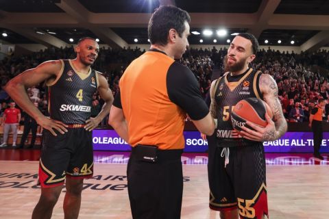 Μονακό - Ερυθρός Αστέρας: Η EuroLeague διέκοψε τον αγώνα για να τιμήσει τον Μάικ Τζέιμς που έγινε πρώτος σκόρερ της διοργάνωσης