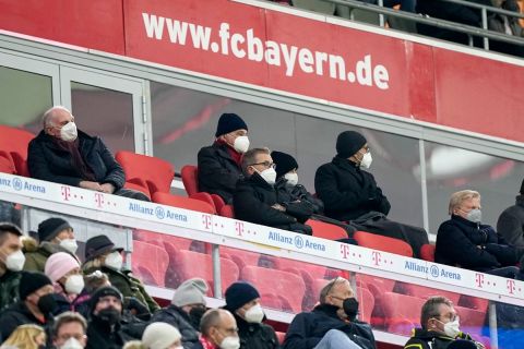 Ο πρώην πρόεδρος της Μπάγερν, Ούλι Χένες (αριστερά), ο πρόεδρος, Χέρμπερτ Χάινερ (κέντρο) και ο διευθύνων σύμβουλος, Όλιβερ Καν (δεξιά) σε στιγμιότυπο της αναμέτρησης με την Αρμίνια για την Bundesliga 2021-2022 στην "Άλιαντς Αρένα", Μόναχο | Σάββατο 27 Νοεμβρίου 2021