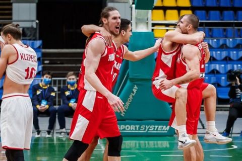 Οι παίκτες της Ουγγαρίας πανηγυρίζουν την πρόκριση στο EuroBasket 2022
