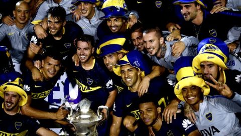 Boca Juniors' players celebrate winning the local soccer tournament after defeating Gimnasia y Esgrima, in Buenos Aires, Argentina, Wednesday, May. 9, 2018. (AP Photo/Gustavo Garello)
