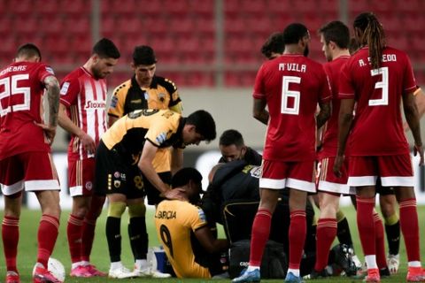 Ο Λιβάι Γκαρσία πεσμένος στον αγωνιστικό χώρο, λόγω τραυματισμού