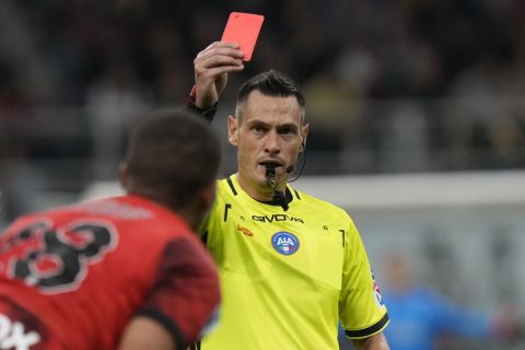 Ο Μαλίκ Τιό αντικρίζει την κόκκινη κάρτα