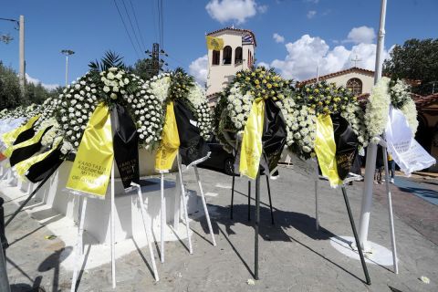 Σύνδεσμοι φιλάθλων της ΑΕΚ έστειλαν στεφάνια στην κηδεία