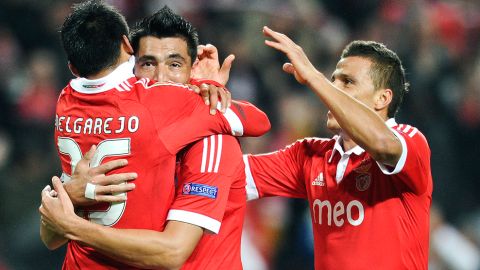 Benfica's Paraguayan forward Oscar Cardozo (C) celebrates with his teammates Paraguayan forward Lorenzo Melgarejo (L) and Brazilian forward, Lima (R) after scoring during the UEFA Champions League football match SL Benfica vs Spartak Moscow at the Luz stadium in Lisbon on November 7, 2012.  AFP PHOTO / PATRICIA DE MELO MOREIRA        (Photo credit should read PATRICIA DE MELO MOREIRA/AFP/Getty Images)