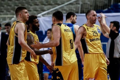 Ρογκαβόπουλος, Λοτζέσκι, Λάνγκφορντ και Ματσιούλις της ΑΕΚ σε αγώνα με τον Ιωνικό BC την σεζόν 2020/21