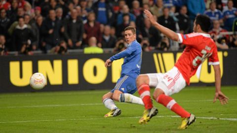 Fernando Torres of Chelsea FC shoots to score his side's first goal during the UEFA Europa League final against SL Benfica
