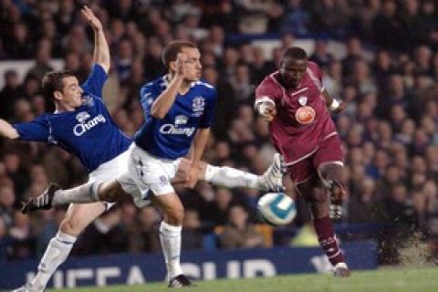 Larissa's Ibrahima Bakayoko (R) gets a shot past Everton's Leighton Baines (L) and Leon Osman (C) during their UEFA Cup clash at Goodison Park, Liverpool, United Kingdom, 25 October 2007.    AFP PHOTO / Paul Barker

Mobile and website use of domestic English football pictures are subject to obtaining a Photographic End User Licence from Football DataCo Ltd Tel : +44 (0) 207 864 9121 or e-mail accreditations@football-dataco.com - applies to Premier and Football League matches.