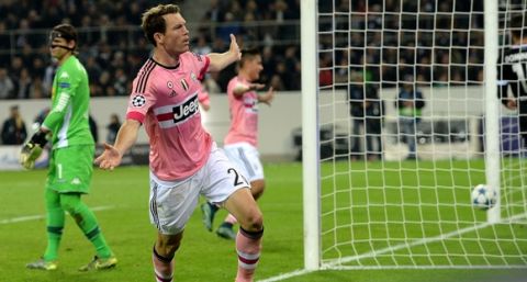 MOENCHENGLADBACH, GERMANY - NOVEMBER 03:  Stephan Lichtsteiner of Juventus celebrates after scoring his team's first goal during the UEFA Champions League group stage match between VfL Borussia Monchengladbach and Juventus FC on November 3, 2015 in Moenchengladbach, Germany.  (Photo by Sascha Steinbach/Bongarts/Getty Images)