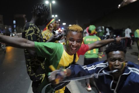 Οπαδοί της Σενεγάλης πανηγυρίζουν στο Ντακάρ την κατάκτηση του Copa Africa από την εθνική ομάδα της χώρας τους | 6 Φεβρουαρίου 2022