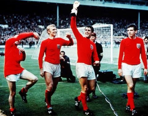 NOBBY STILES BOBBY MOORE GEOFF HURST MARTIN PETERS
CELEBRATE
ENGLAND V W GERMANY WORLD CUP FINAL 1966
SOCCER WORLD CUP
1966