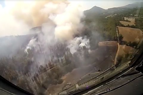 Συγκλονιστικό βίντεο: Η κατάσβεση της φωτιάς στην Εύβοια μέσα από Canadair