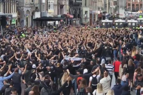 H "απόβαση" των οπαδών του ΠΑΟΚ στο Άμστερνταμ με φωνές και συνθήματα!