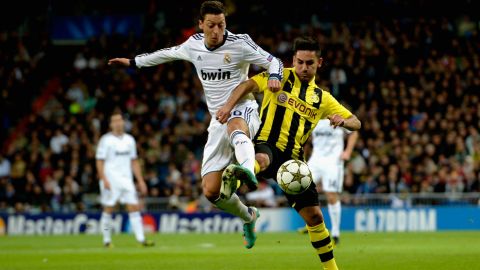 MADRID, SPAIN - NOVEMBER 06:  Mesut Oezil of Madrid and Ilkay Guendogan of Dortmund battle for the ball during the UEFA Champions League Group D match between Real Madrid and Borussia Dortmund at Estadio Santiago Bernabeu on November 6, 2012 in Madrid, Spain.  (Photo by Dennis Grombkowski/Bongarts/Getty Images)