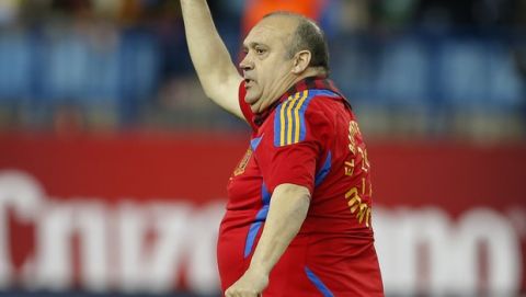 Spain's animator, Manuel Caceres Artesero, known as 'Manolo el Bombo' waves to the crowd with his drum before a friendly soccer match against Italy at the Vicente Calderon stadium in Madrid, Wednesday March 5, 2014. (AP Photo/Paul White)

