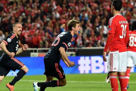 "Bayern Munich's forward Thomas Mueller (C) celebrates after scoring a goal during the UEFA Champions League second leg quarter finals football match SL Benfica vs FC Bayern Munich at the Luz stadium in Lisbon on April 13, 2016. / AFP / FRANCISCO LEONG        (Photo credit should read FRANCISCO LEONG/AFP/Getty Images)"