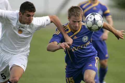  Maxim Skavysh from Belarus' Bate Borisov, right, and Daniel Mojsov from Macedonia's Makedonija GP,  challenge for the ball during second qualifying round soccer match of Europe Champions League in Borisov, Belarus, Tuesday, July 21, 2009 (AP Photo/Sergei Grits)