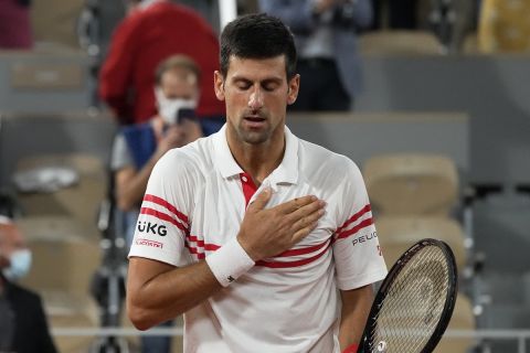 Ο Νόβακ Τζόκοβιτς μετά από τη νίκη του επί του Ράφα Ναδάλ στον ημιτελικό του Roland Garros 2021