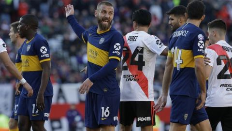 Boca Juniors' Daniele De Rossi, center, speaks to teammate Carlos Izquierdoz, right, during an Argentine first division soccer game against River Plate in Buenos Aires, Argentina, Sunday, Sept. 1, 2019. The game ended in a 0-0 tie. (AP Photo/Daniel Jayo)