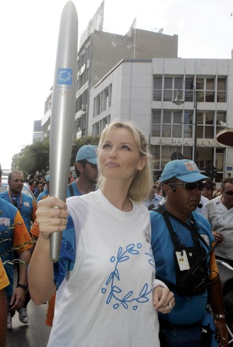 Η Αντριάνα Σκλεναρίκοβα μεταφέρει την Ολυμπιακή Φλόγα στην Λάρισα, το Σάββατο 31 Ιουλίου 2004