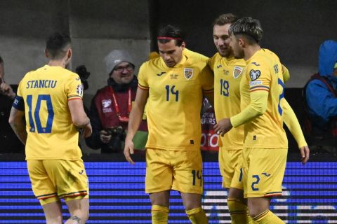 Οι παίκτες της Ρουμανίας πανηγυρίζουν ένα γκολ κόντρα στο Ισραήλ 