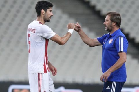 Ο Μαρτίνς συγχαίρει τον Μπουχαλάκη μετά το ματς του Ολυμπιακού με την ΑΕΚ για τη Super League