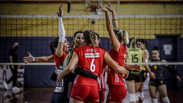 Τα κορίτσια του Ολυμπιακού πανηγυρίζουν κατά τη διάρκεια του αγώνα με την ΑΕΚ