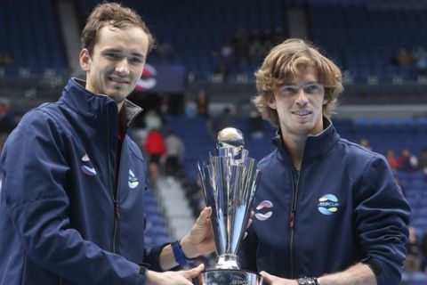 Μεντβέντεφ και Ρούμπλεφ πανηγυρίζουν την κατάκτηση του ATP Cup
