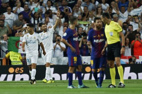 Real Madrid's Karim Benzema, second left, celebrates after scoring his side's second goal against Barcelona during the Spanish Super Cup second leg soccer match between Real Madrid and Barcelona at the Santiago Bernabeu stadium in Madrid, Wednesday, Aug. 16, 2017. (AP Photo/Francisco Seco)