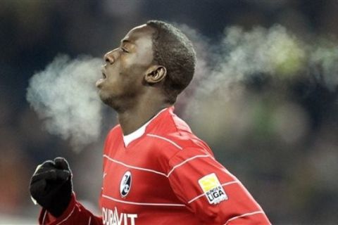 Freiburg's Jackson Mendy breathes at less than minus 10 degrees Celsius during the German first division Bundesliga soccer match between Borussia Dortmund and SC Freiburg in Dortmund, Germany, Saturday, Dec. 19, 2009. (AP Photo/Martin Meissner) **NO MOBILE USE UNTIL 2 HOURS AFTER THE MATCH, WEBSITE USERS ARE OBLIGED TO COMPLY WITH DFL-RESTRICTIONS, SEE INSTRUCTIONS FOR DETAILS **