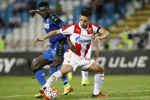 Sassuolo's Alfred Duncan, left, challenges Red Star's Hugo Vieira during the Europa League play-offs first leg soccer match between Red Star and Sassuolo in Belgrade, Serbia, Thursday, Aug. 25, 2016. (AP Photo/Darko Vojinovic)