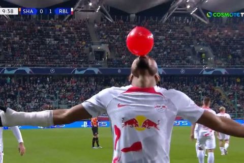 Σαχτάρ - Λειψία: Ο Ενκουνκού πανηγύρισε το 1-0 φουσκώνοντας ένα κόκκινο μπαλόνι