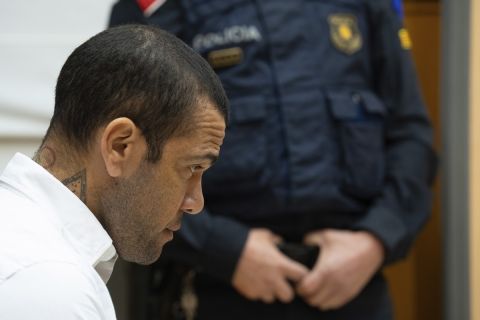 Ο Ντάνι Άλβες σε δικαστήριο της Βαρκελώνης, στη δίκη που άρχισε εις βάρος του με την κατηγορία της σεξουαλικής επίθεσης | 5 Φεβρουαρίου 2024