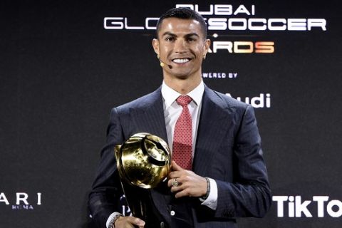 Ο Κριστιάνο Ρονάλντο με το βραβείο "Καλύτερος του αιώνα" στα Globe Soccer Awards στο Ντουμπάι στις 27 Δεκεμβρίου του 2020.