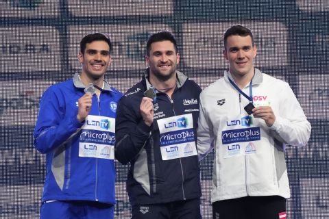 Ο Ανδρέας Βαζαίος αριστερά στο βάθρο των 100μ. μικτή ατομική του ευρωπαϊκού πρωταθλήματος 25άρας πισίνας στο Καζάν